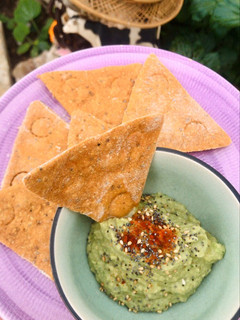 Una foto de Nachos de chía con guacamole