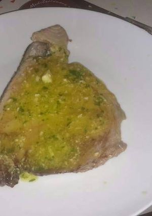 Una foto de Atún a la plancha con salsa ajito