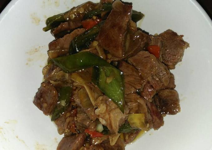 Tumis oseng daging sapi mercon