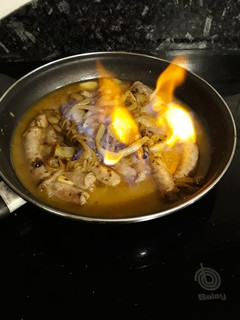 Una foto de Longaniza con cebolla flambeada