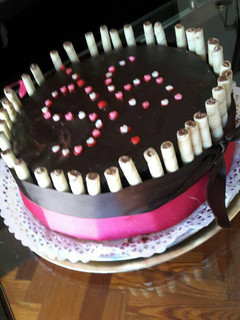 Una foto de Torta de cumpleaños bañada en chocolate🎂