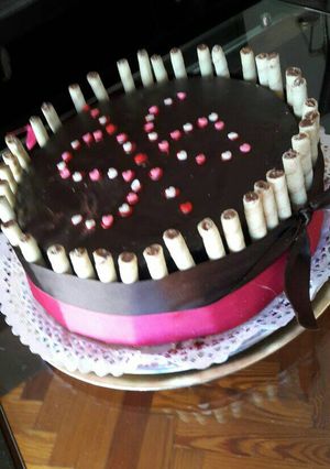 Una foto de Torta de cumpleaños bañada en chocolate🎂
