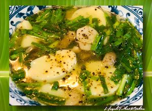 Hình của món Canh Hẹ, Đậu Hũ Trứng Nấu Nấm Rơm.