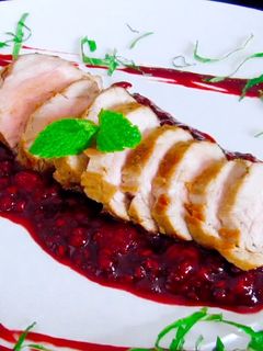 Una foto de Lomo de cerdo con salsa de frutos rojos