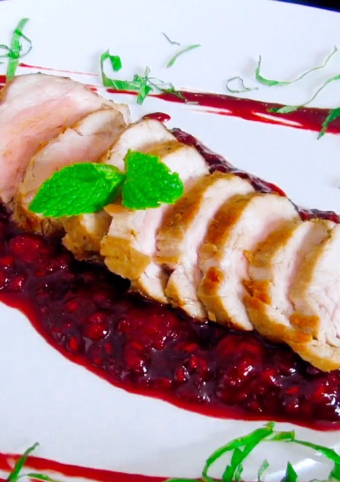 Una foto de Lomo de cerdo con salsa de frutos rojos