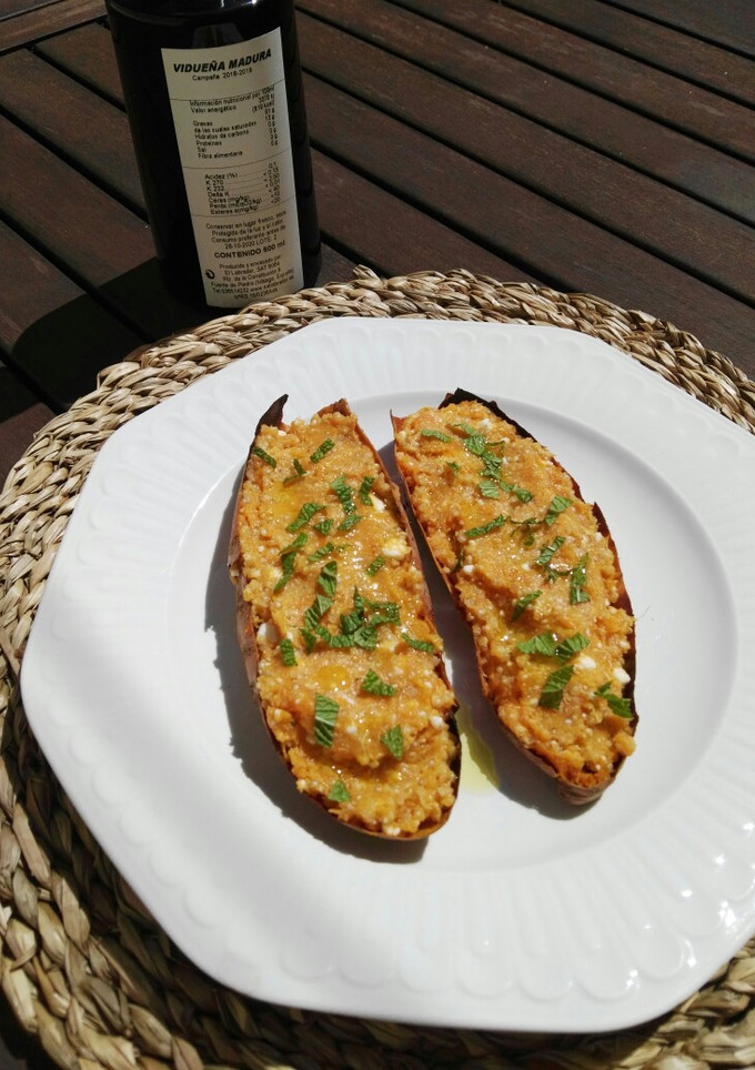 Una foto de Boniato relleno de quinoa y queso feta