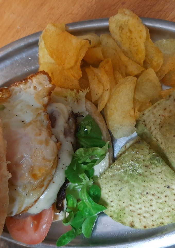 Una foto de Hamburguesa completa al pan con patatas