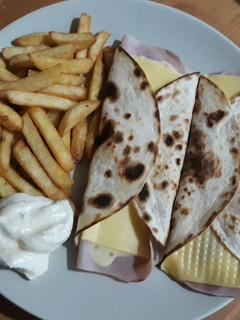 Una foto de Fajitas de jamón y queso con salsa de miel y mostaza