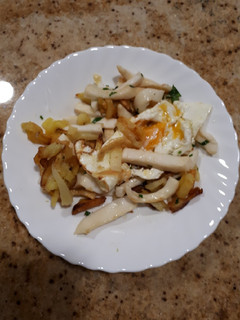Una foto de Huevos rotos con calamares