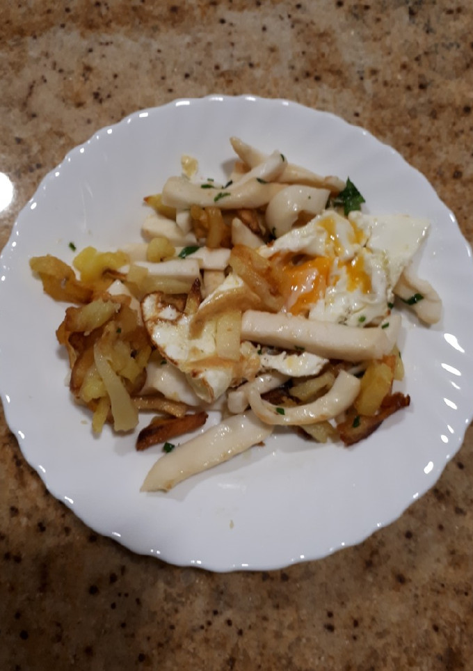 Una foto de Huevos rotos con calamares