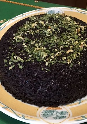 Une photo de Riz noir au bouillon de crevettes, légumes et romarin