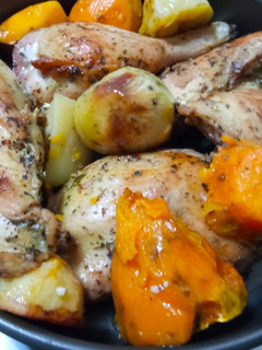 Una foto de Pollo con papas y boniatos al horno
