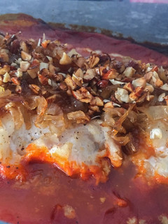 Una foto de Bacalao con cebolla caramelizada y almendras fritas
