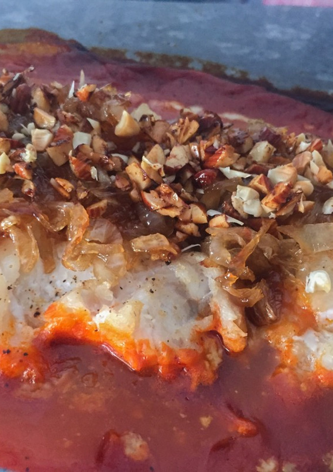 Una foto de Bacalao con cebolla caramelizada y almendras fritas