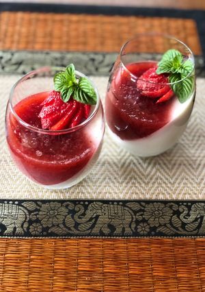 O poză a rețetei Panna cotta cu căpșuni 🍓.