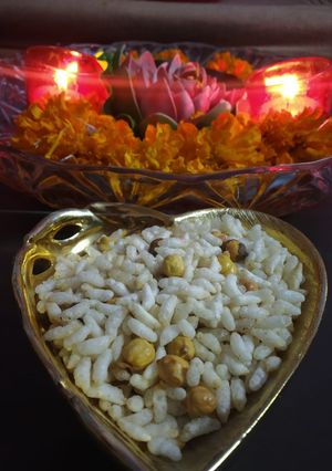 A picture of Puffed rice chana mixture.