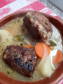 Una foto de Caldillo de albóndigas de jurel y camarones