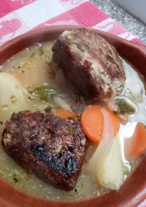Una foto de Caldillo de albóndigas de jurel y camarones