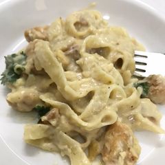 A picture of Chicken Alfredo Pasta.