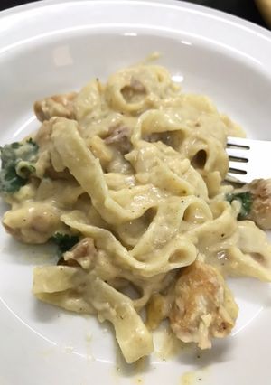A picture of Chicken Alfredo Pasta.