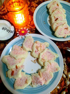 रोज़ कोकोनट बर्फी (Rose coconut barfi recipe in hindi) रेसिपी मुख्य फोटो