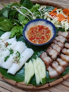 Hình của món Bánh ướt, thịt ba chỉ giòn da.