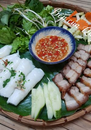Hình của món Bánh ướt, thịt ba chỉ giòn da.