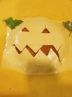 Una foto de Crema de calabaza con monstruo de pan frito y cheddar 👀