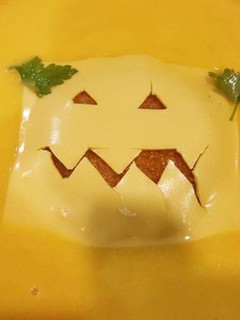 Una foto de Crema de calabaza con monstruo de pan frito y cheddar 👀