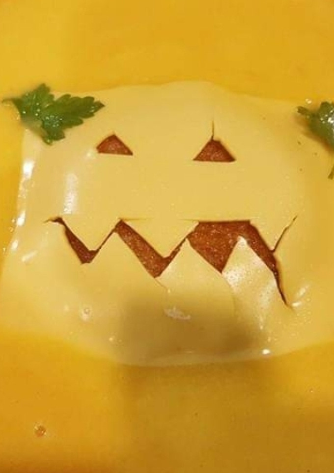 Una foto de Crema de calabaza con monstruo de pan frito y cheddar 👀