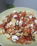 Ensalada de tomate, manzana, feta, pepino, nueces y piñones