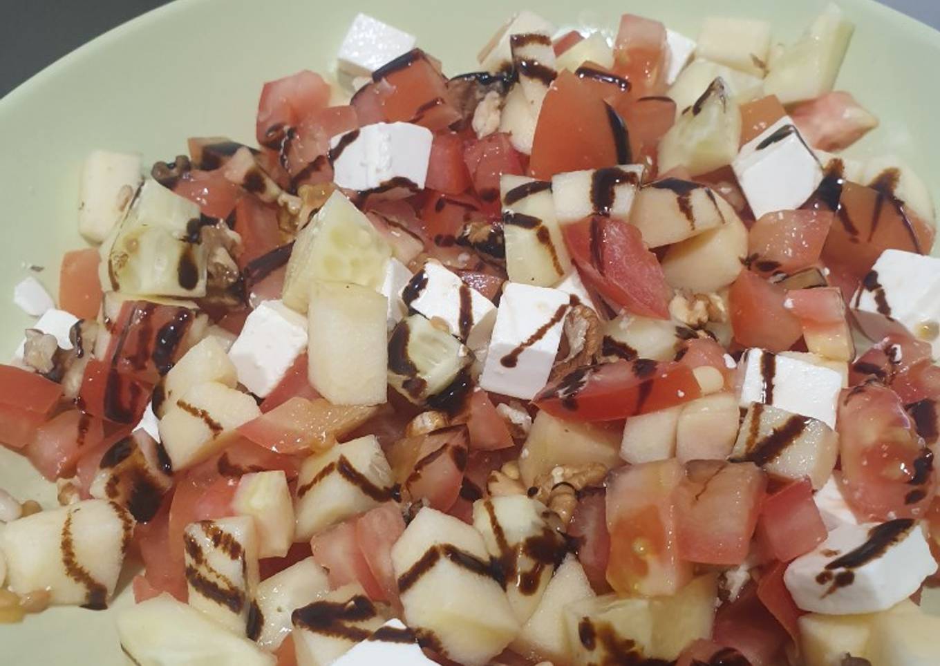 Ensalada de tomate, manzana, feta, pepino, nueces y piñones