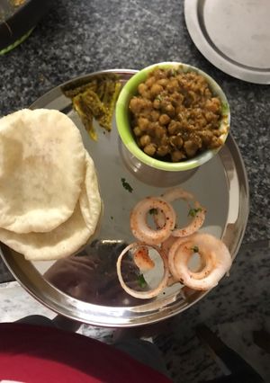 A picture of Chole Bhature.