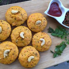 A picture of Suji Idli.