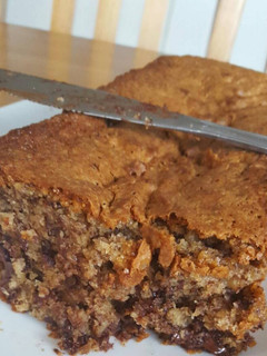 Una foto de Bizcocho de pepitas de chocolate y nueces