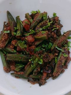 भरवा भेंडी (bharwa bhendi recipe in marathi) रेसिपी चे मुख्य फोटो