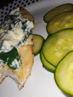 Una foto de Pollo con Espinaca, Queso Crema y Pepino