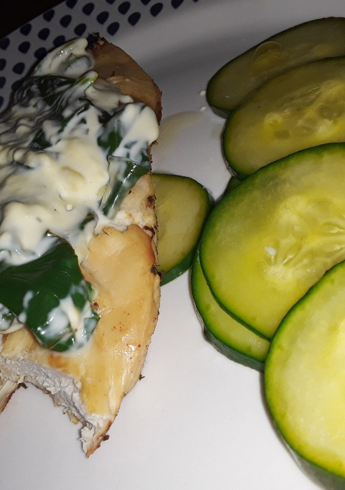 Una foto de Pollo con Espinaca, Queso Crema y Pepino