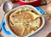 Une photo de soupe aux oignons