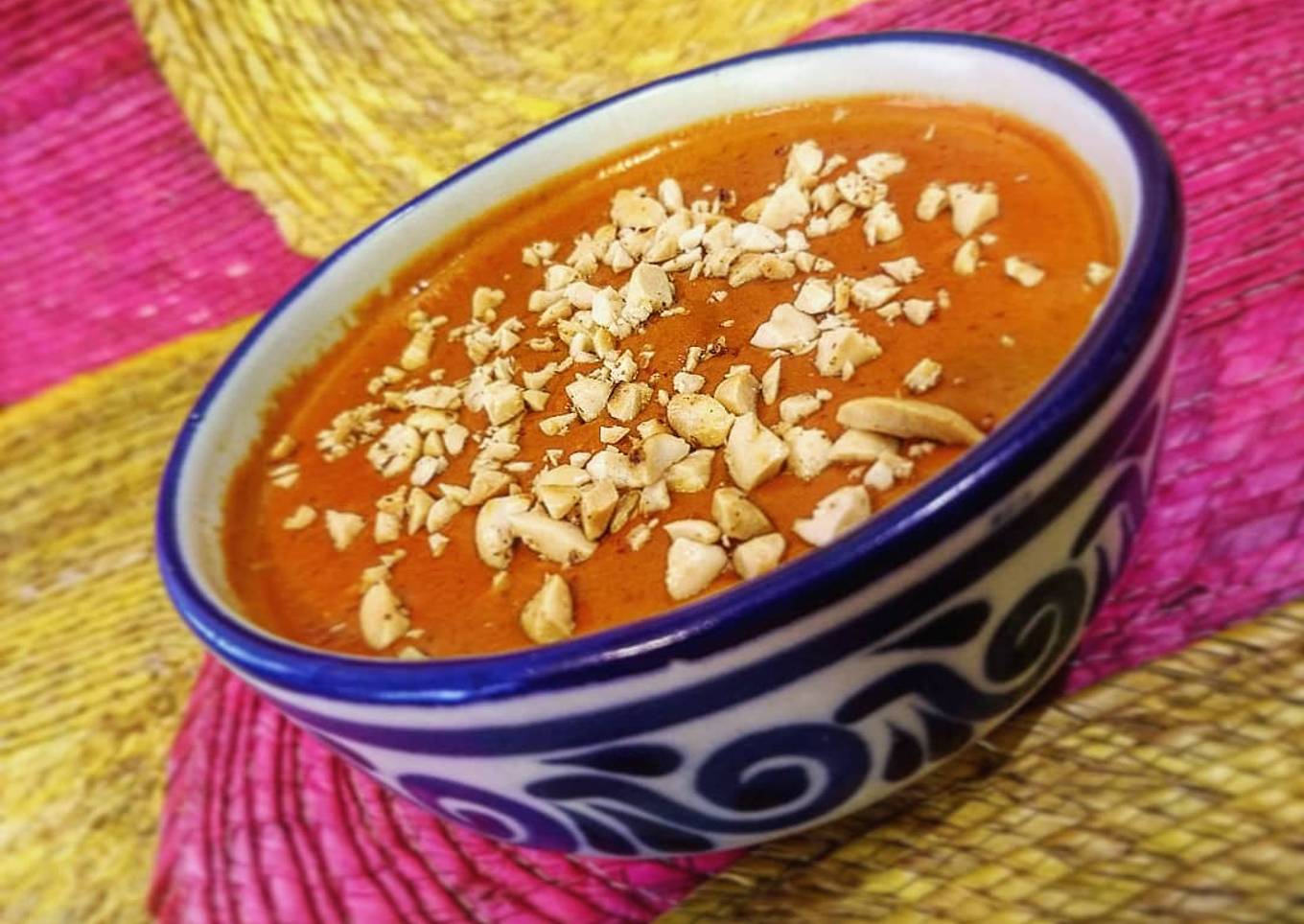 Encacahuatado (Salsa de cacahuate con chile guajillo)