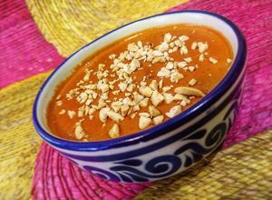 Una foto de Encacahuatado (Salsa de cacahuate con chile guajillo)