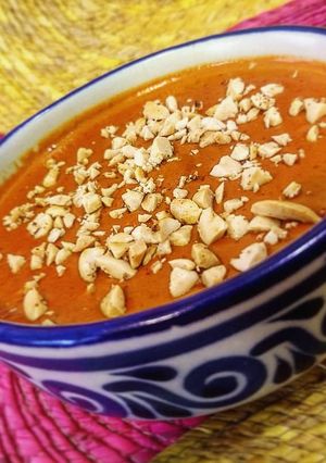 Una foto de Encacahuatado (Salsa de cacahuate con chile guajillo)