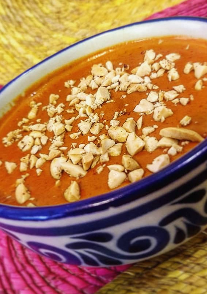Una foto de Encacahuatado (Salsa de cacahuate con chile guajillo)
