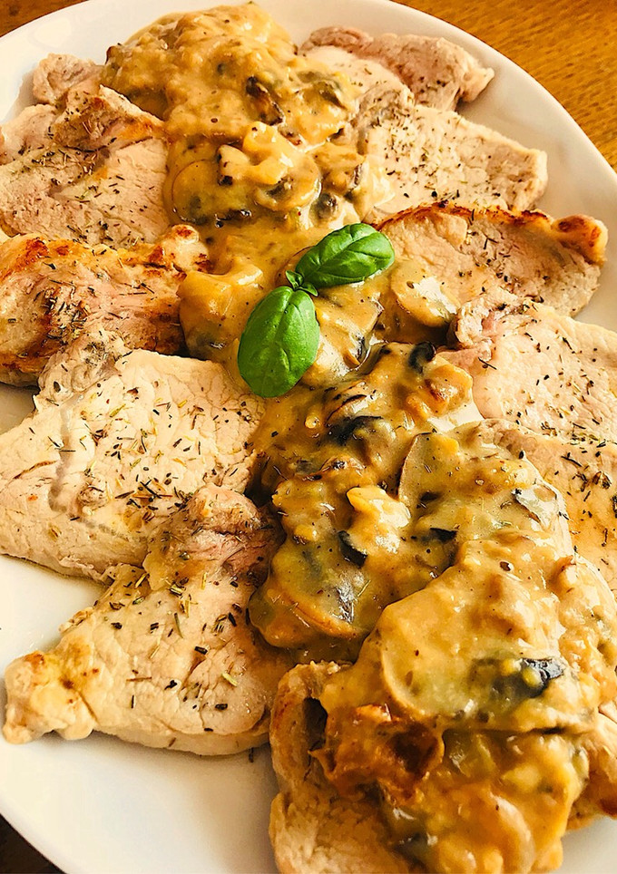 Una foto de Cinta de lomo con salsa de champiñones 🍄