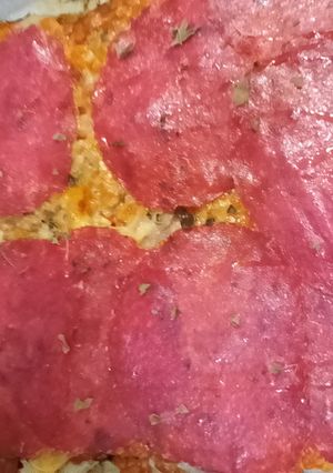 Una foto de Pizza Mediometro de Salami Especias y Jamón cocido