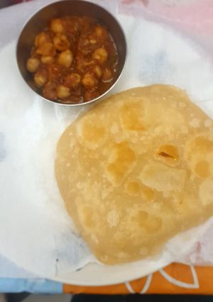 A picture of Chole Batura.