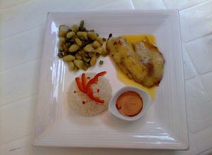Una foto de Tilapia en salsa de naranjilla