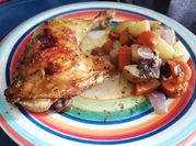 Una foto de pollo al horno con patata y zanahoria