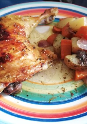 Una foto de Pollo al horno con verduras
