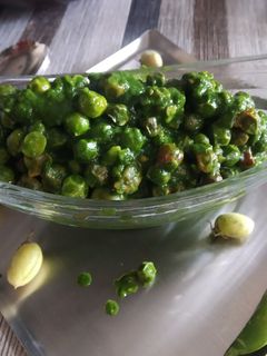 લીલા ચણા- વટાણા નું શાક(લીલી ગ્રેવી માં) રેસીપી મુખ્ય ફોટો